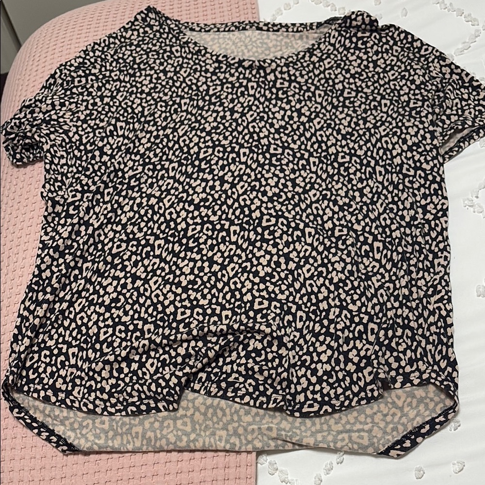 American Eagle Outfitters Black and Cream Leopard Print Tee 
XS but can fit S